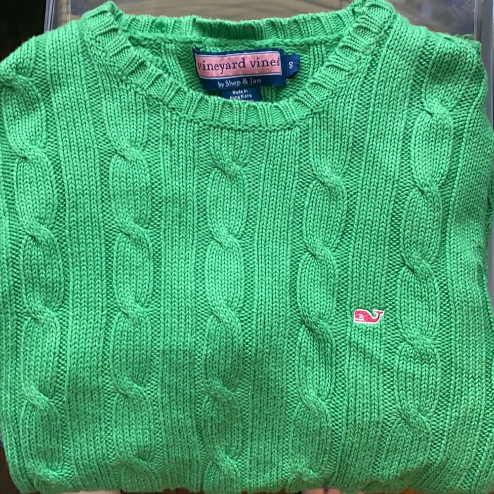 Vineyard vines green cable knit sweater. Pink logo